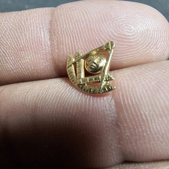 Masonic 14k Gold Small Lapel Screwback Pin Badge 0.7 Grams - Picture 2 of 8